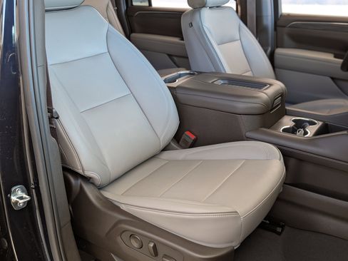 Used 2023 GMC Yukon XL SLT w/ SLT Luxury Package image 22