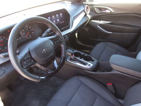 Used 2025 Chevrolet Trax RS w/ Sunroof Package image 16