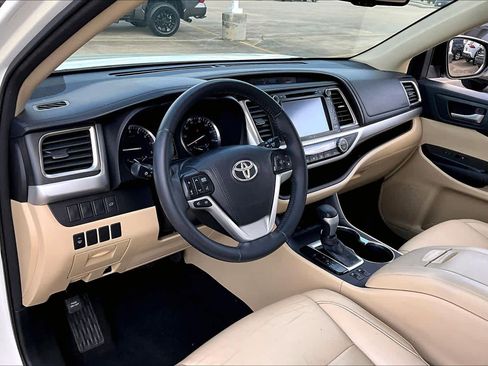 Used 2015 Toyota Highlander XLE image 16