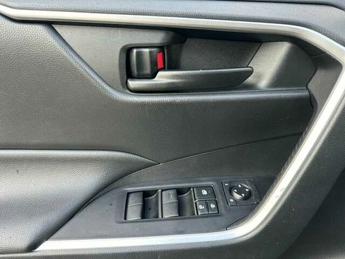 Used 2021 Toyota RAV4 LE image 11