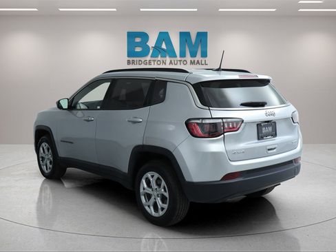 Used 2024 Jeep Compass Latitude image 8