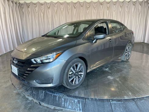 Used 2025 Nissan Versa SV image 2
