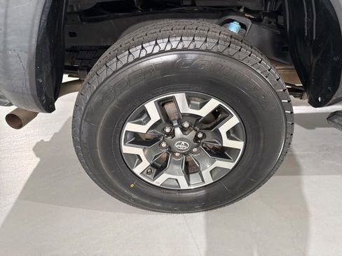 Used 2019 Toyota Tacoma TRD Off-Road w/ Technology Package AWD/4WD image 11
