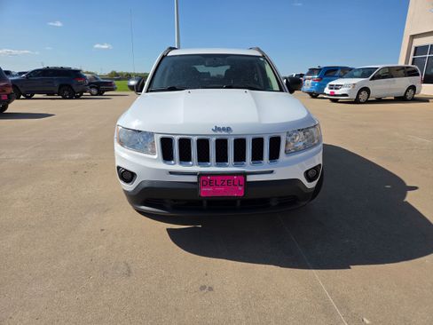 Used 2011 Jeep Compass Latitude AWD/4WD image 3