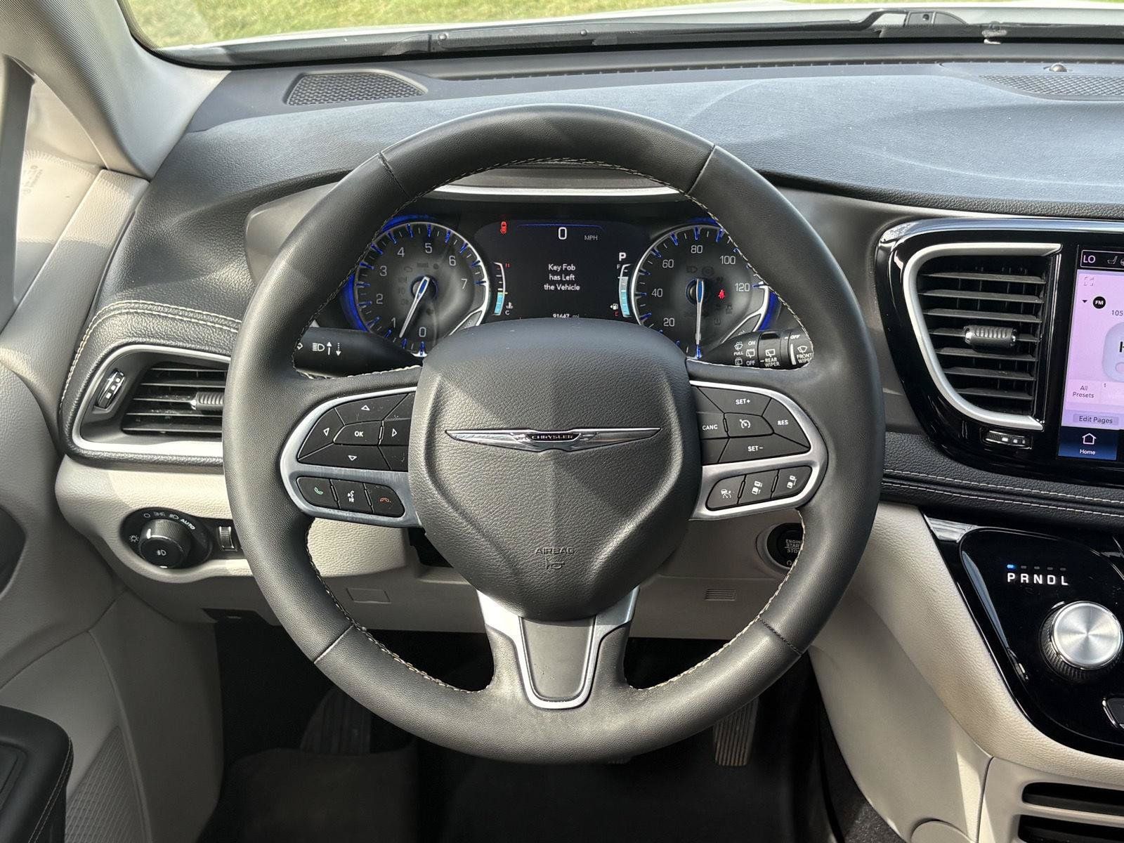 Used 2022 Chrysler Pacifica Touring-L AWD/4WD image 5