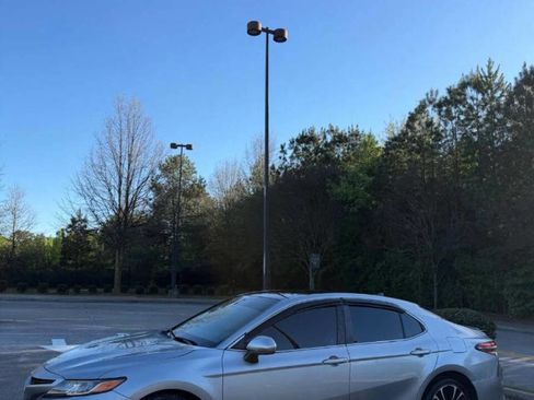 Used 2019 Toyota Camry SE image 4