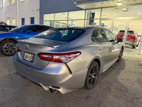 Used 2020 Toyota Camry SE image 3