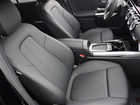 Used 2025 Mercedes-Benz GLA 250 4MATIC image 17