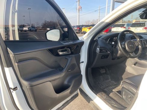 Used 2017 Jaguar F-PACE Prestige image 15