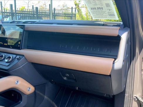 Certified 2025 Land Rover Defender 110 X-Dynamic SE AWD/4WD image 18