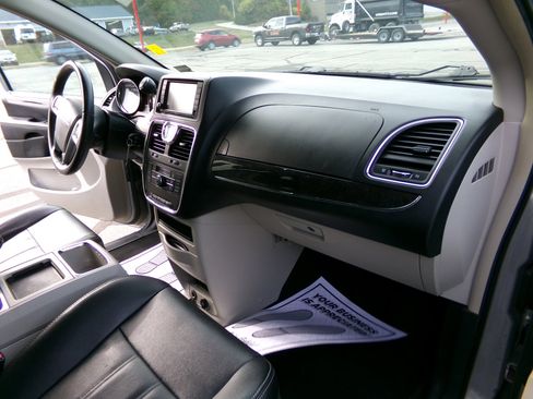 Used 2016 Chrysler Town & Country Touring image 23