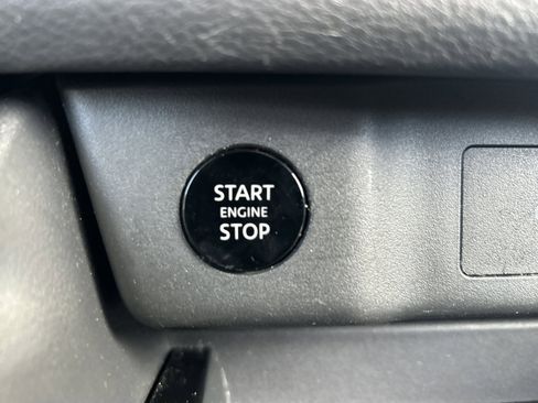 Used 2024 Nissan Rogue SV image 29