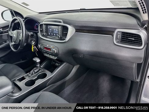 Used 2019 Kia Sorento S FWD image 29