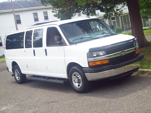Used 2016 Chevrolet Express 3500 LT w/ LT Preferred Equipment Group RWD image 25