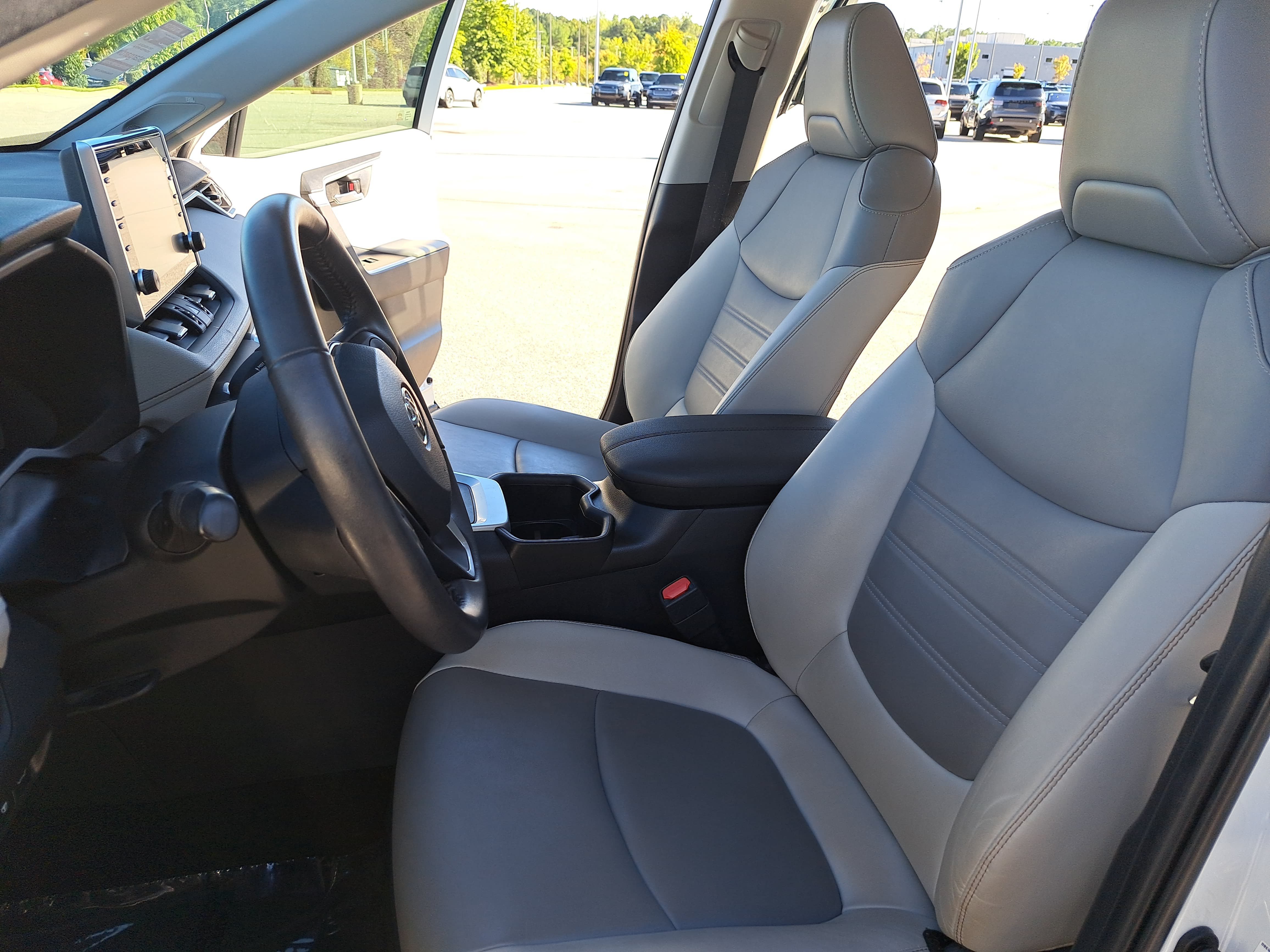 Used 2022 Toyota RAV4 XLE Premium AWD/4WD image 15