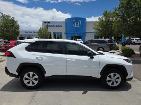 Used 2022 Toyota RAV4 LE AWD/4WD image 4