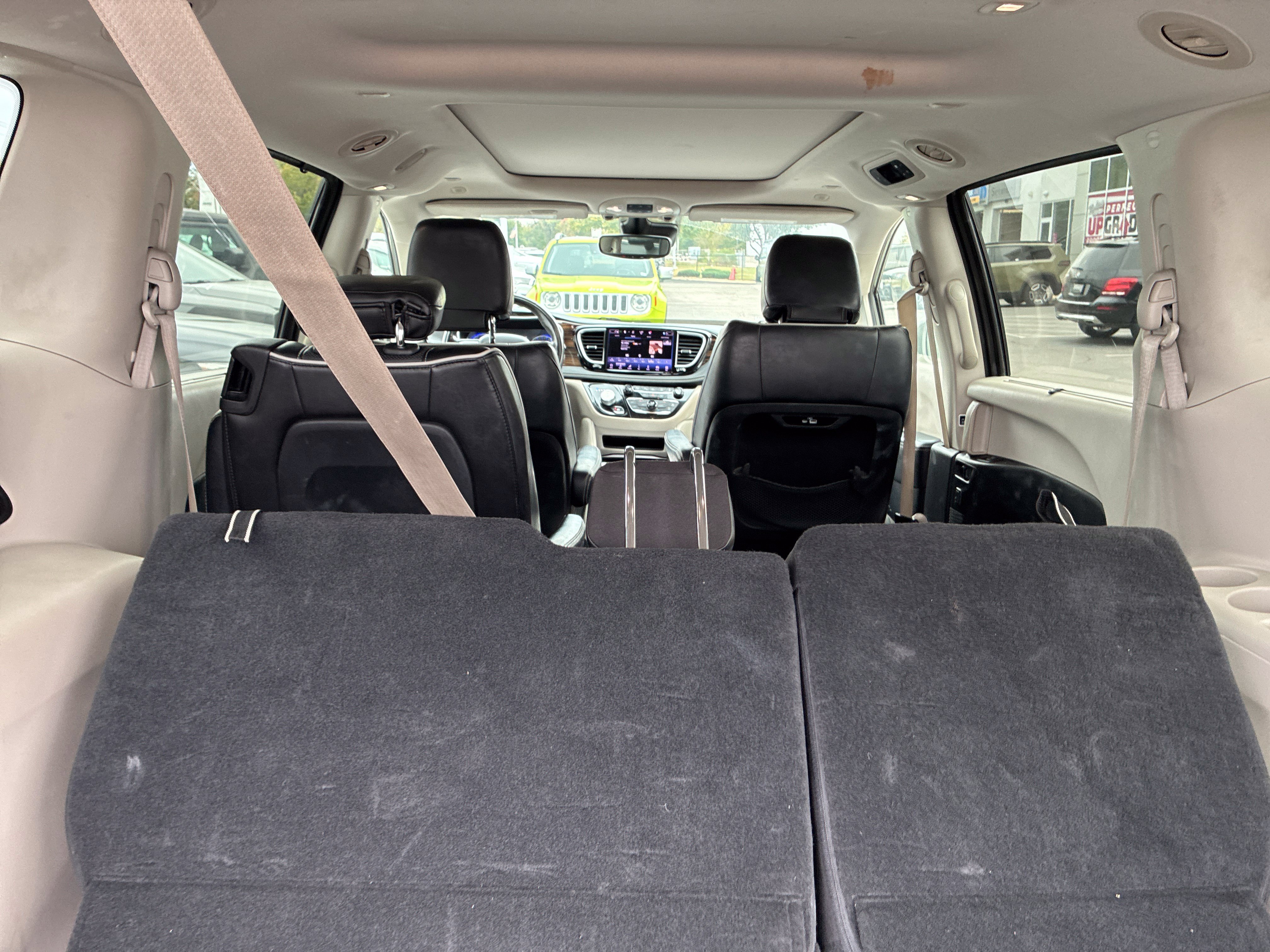 Used 2022 Chrysler Pacifica Limited FWD image 9