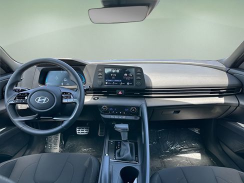 Used 2025 Hyundai Elantra Sport image 9