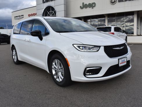 New 2026 Chrysler Pacifica Select image 3