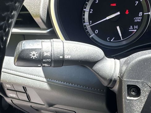 Used 2021 Toyota Highlander XLE AWD/4WD image 22