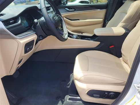 New 2024 Jeep Grand Cherokee Limited w/ Luxury Tech Group II image 9