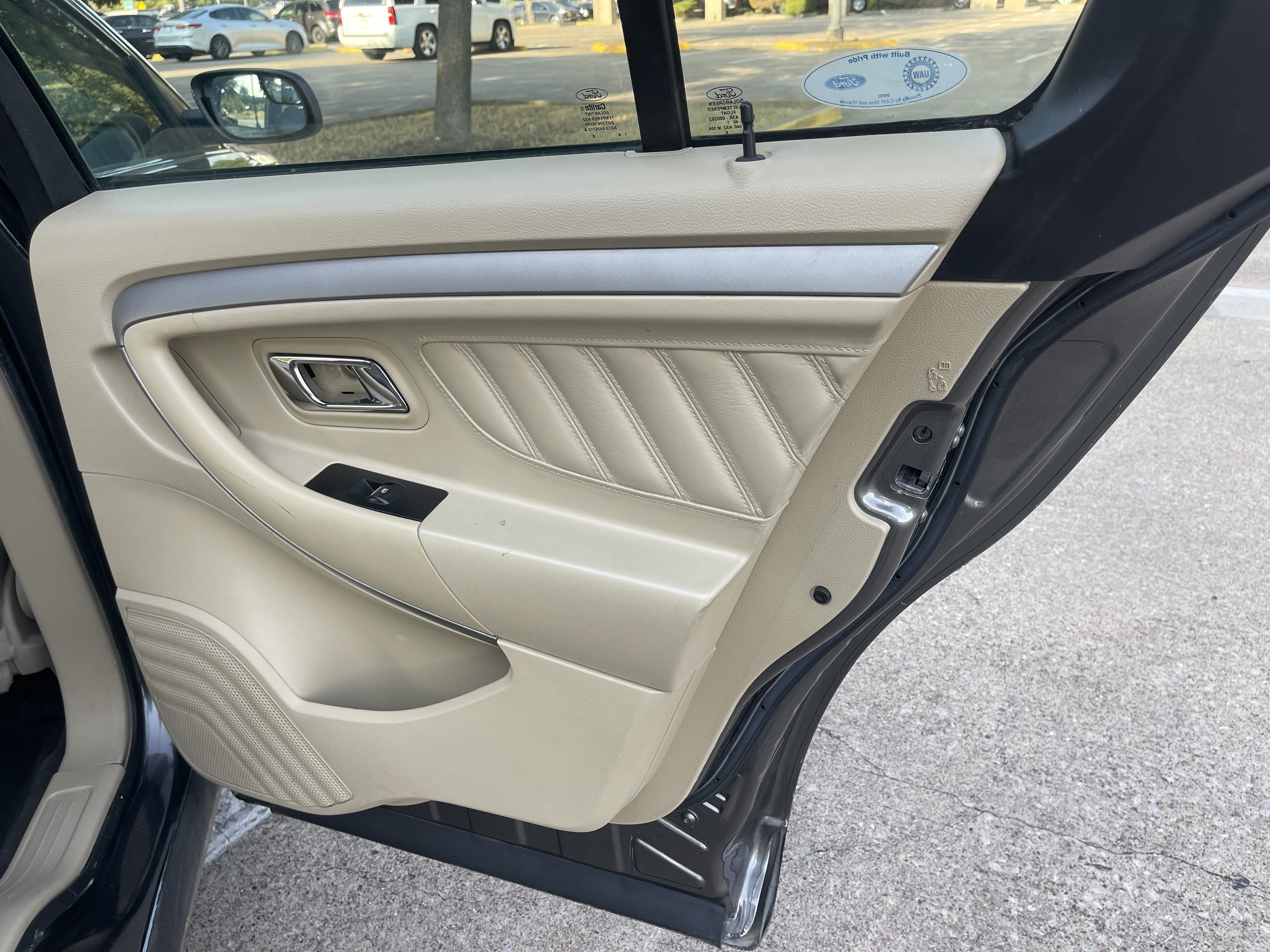 Used 2015 Ford Taurus SE FWD image 16