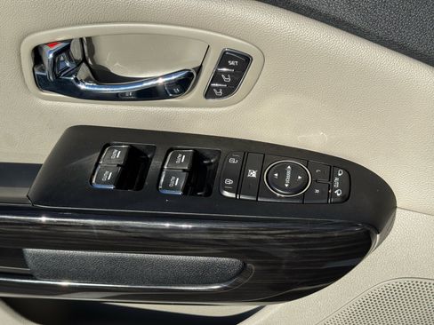 Used 2019 Kia Sedona SX image 20