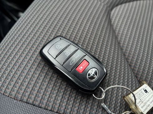 Used 2025 Toyota Highlander LE FWD image 22