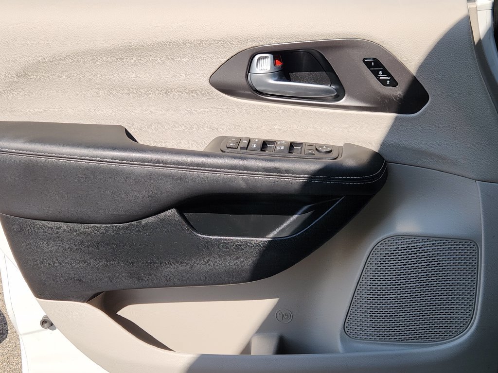 Used 2024 Chrysler Pacifica Touring-L FWD image 17