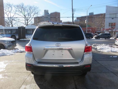 Used 2012 Toyota Highlander Base 4dr SUV (2.7L l4) image 8
