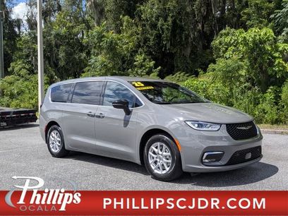 Used 2025 Chrysler Pacifica Select