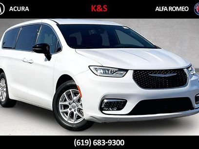 Used 2025 Chrysler Pacifica Select
