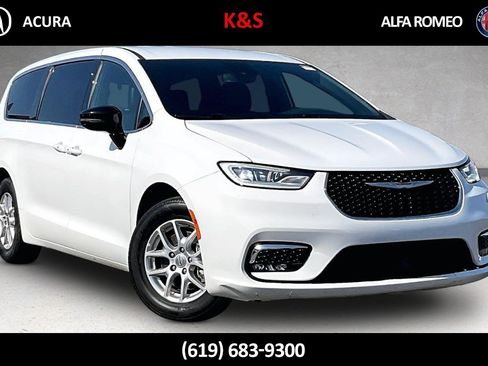Used 2025 Chrysler Pacifica Select FWD image 1