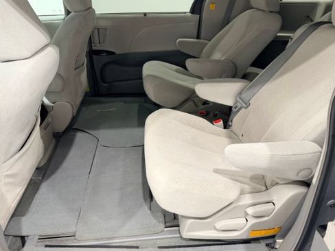 Used 2012 Toyota Sienna LE w/ Towing Pkg FWD image 32