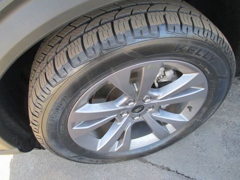 Used 2021 Ford Explorer XLT w/ Equipment Group 202A image 11