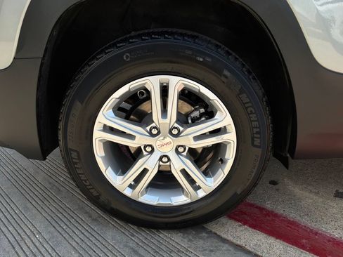 Used 2024 GMC Terrain SLE FWD image 9