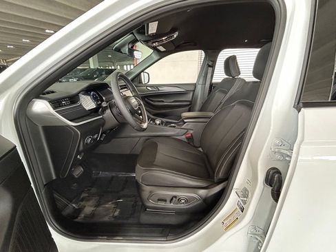 Used 2025 Jeep Grand Cherokee L Laredo image 15