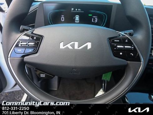 Certified 2025 Kia Niro LX image 12