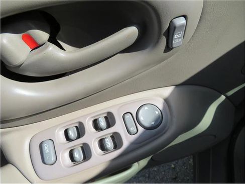 Used 2000 Pontiac Bonneville SE w/ Opt Pkg image 11