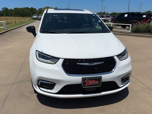 Used 2026 Chrysler Pacifica Limited FWD image 4