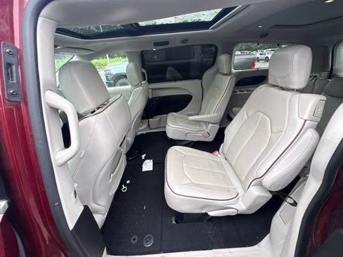 Used 2017 Chrysler Pacifica Limited w/ Advanced Safetytec Group FWD image 10