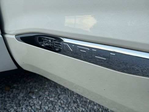 Used 2018 GMC Acadia Denali w/ Technology Package FWD image 11