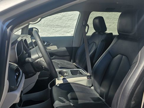 Used 2024 Chrysler Pacifica Limited FWD image 5