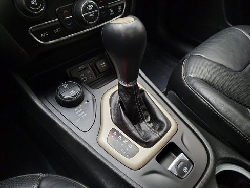 Used 2015 Jeep Cherokee Limited w/ Luxury Group image 17