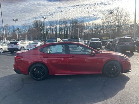 Used 2025 Toyota Camry SE image 4