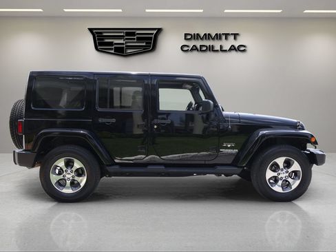 Used 2017 Jeep Wrangler Unlimited Sahara w/ Connectivity Group AWD/4WD image 3