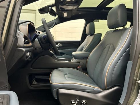 New 2027 Chrysler Pacifica Pinnacle w/ Theater Group AWD/4WD image 9