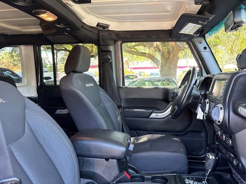 Used 2018 Jeep Wrangler Unlimited Sahara w/ Connectivity Group AWD/4WD image 25