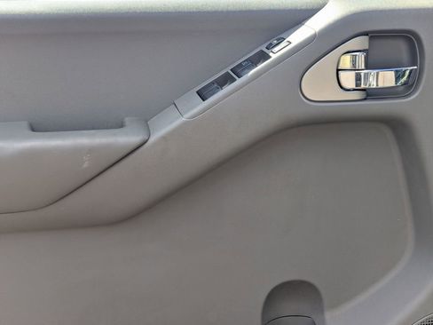 Used 2013 Nissan Frontier SV image 12