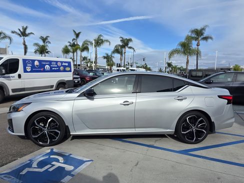 Used 2023 Nissan Altima 2.5 SR w/ SR Premium Package image 2